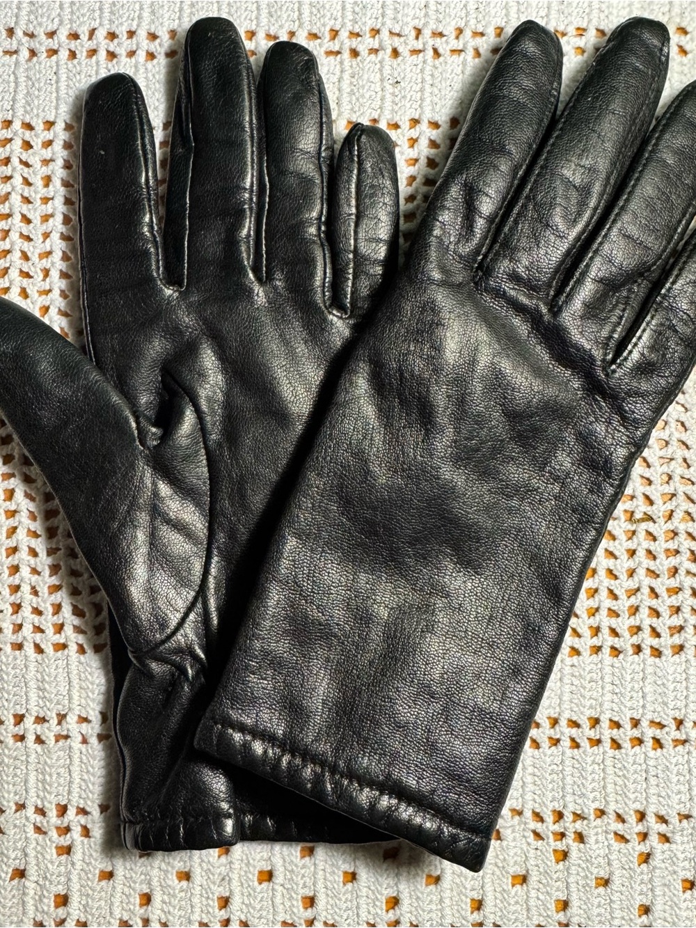 Fownes Women’s 7 Genuine Leather Vintage Black Driving Gloves 9”x3.5”